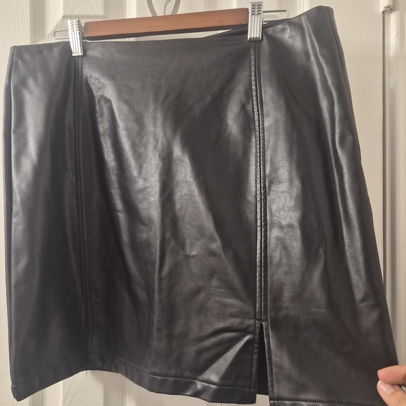 Mangopop Dresses & Skirts - Sleek Black Mini Skirt